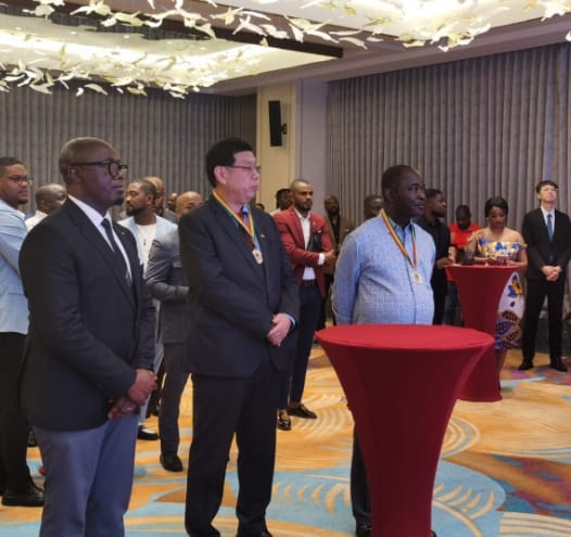 Varios egresados de las Universidades de China conmemoran el X  aniversario de ASEGEC